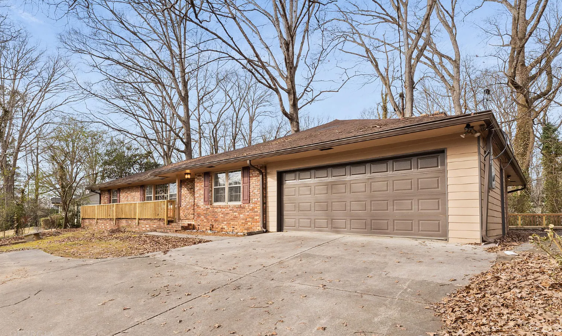 388 Tall Oaks Drive Northeast photo 2